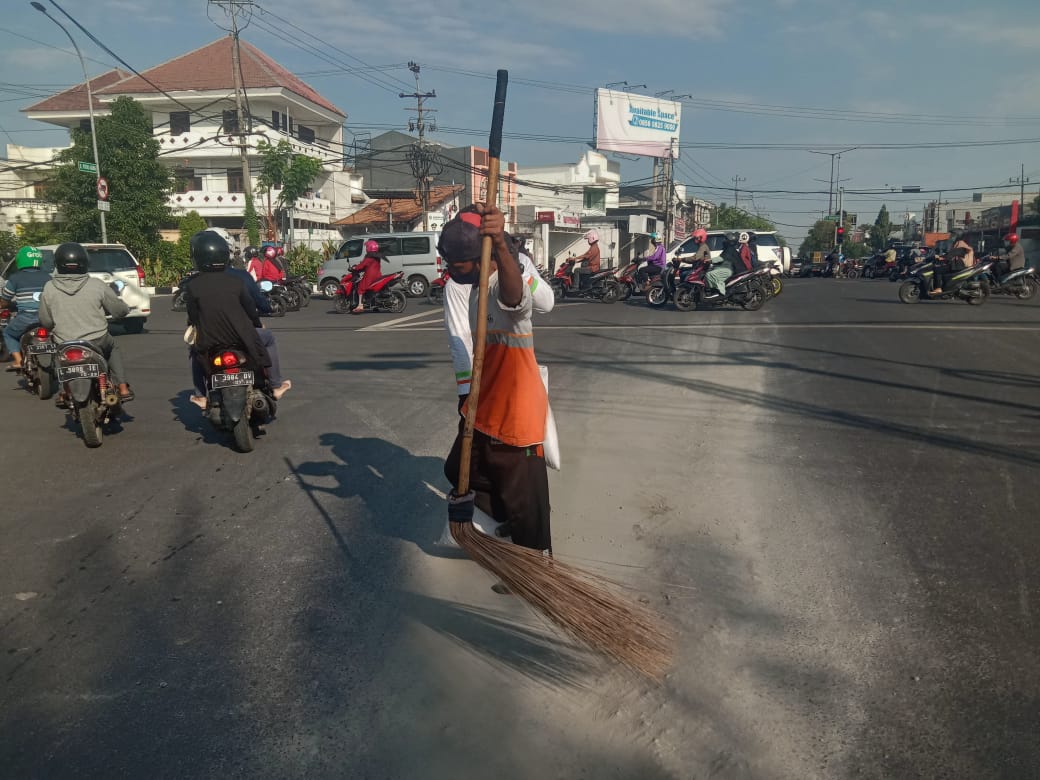 Dengan Penuh Semangat, Petugas DKRTH Bersihkan Koral Yang Jatuh di Jalan