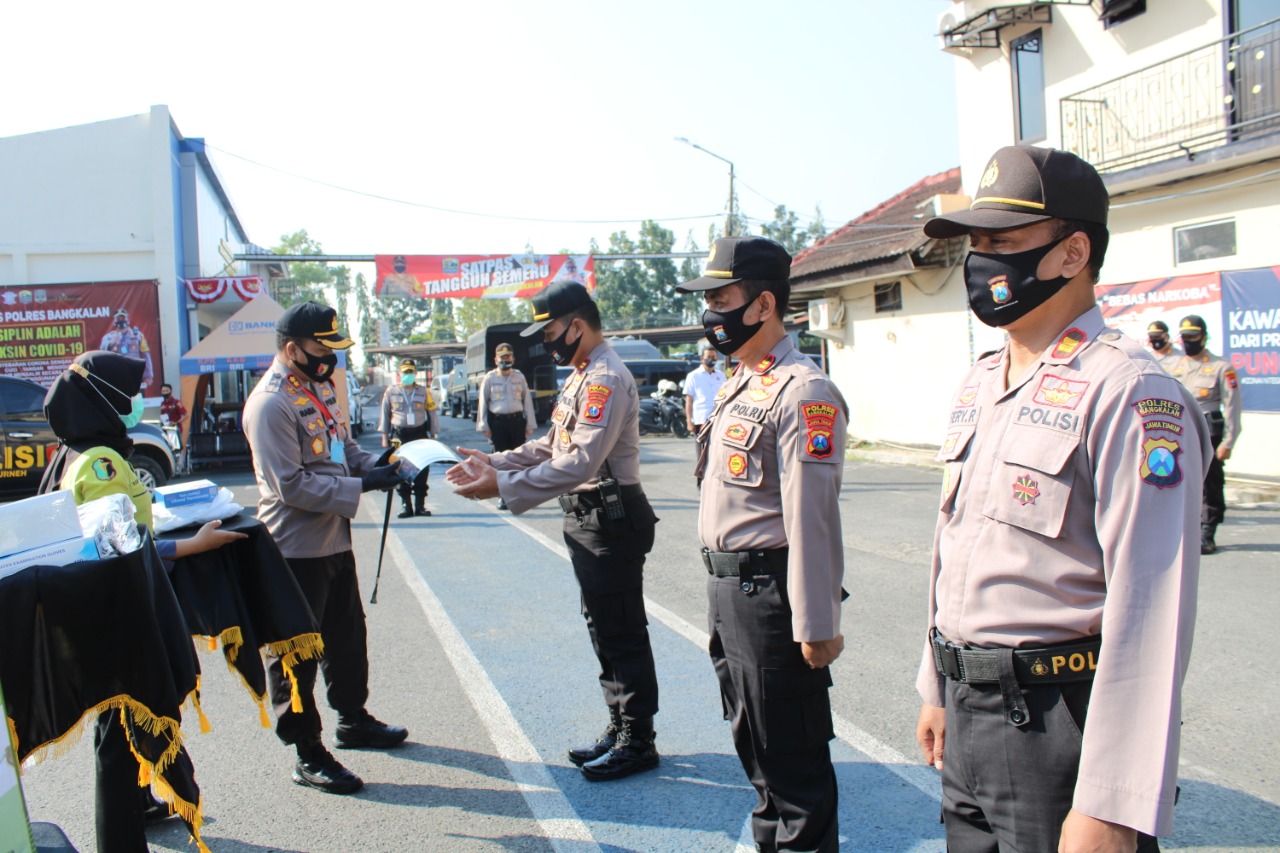 Kapolres Bangkalan Distribusikan Alat Kesehatan Ke Kampung Tangguh Semeru