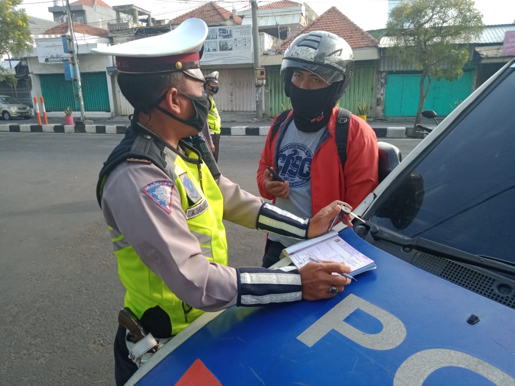 Pelanggar Lalulintas di Keputran Selatan di Tilang Kanit Lantas Polsek Tegalsari