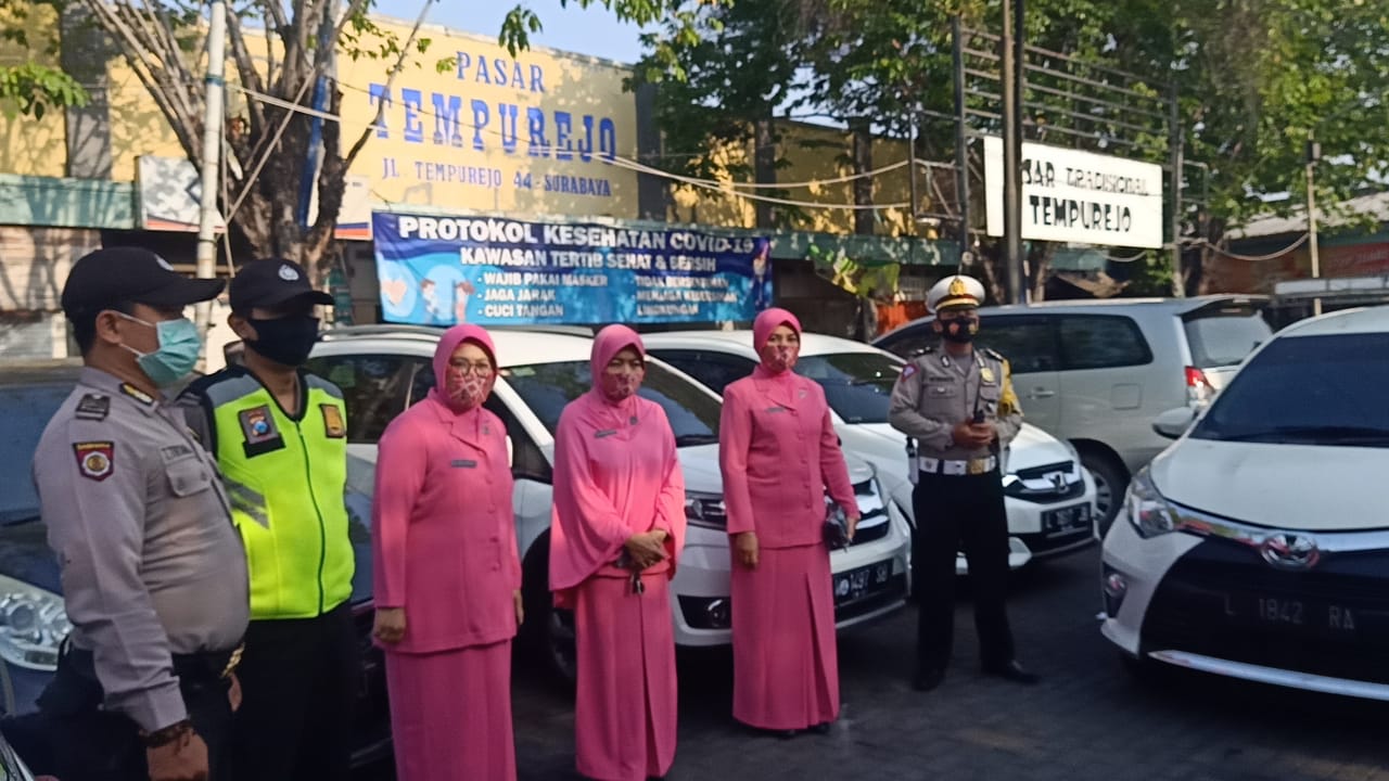 Partisipasi Bhayangkari Polsek Mulyorejo Bagikan 150 Masker