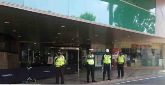 Patroli Di Tunjungan Plaza Mall, Kanit Lantas Polsek Tegalsari Beri Himbauan Ke Security
