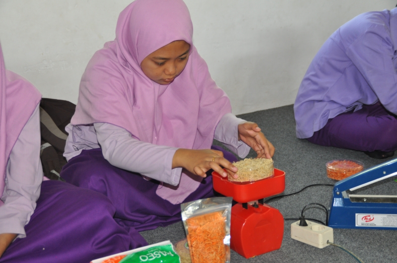 Teri Crispy Kopontren Al Asya’ariyah Antri Peminat