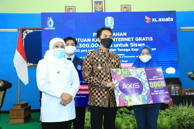 1,3 Juta Kartu Internet Gratis Dibagikan Gubernur Khofifah Ke Pelajar SMA, SMK, SLB