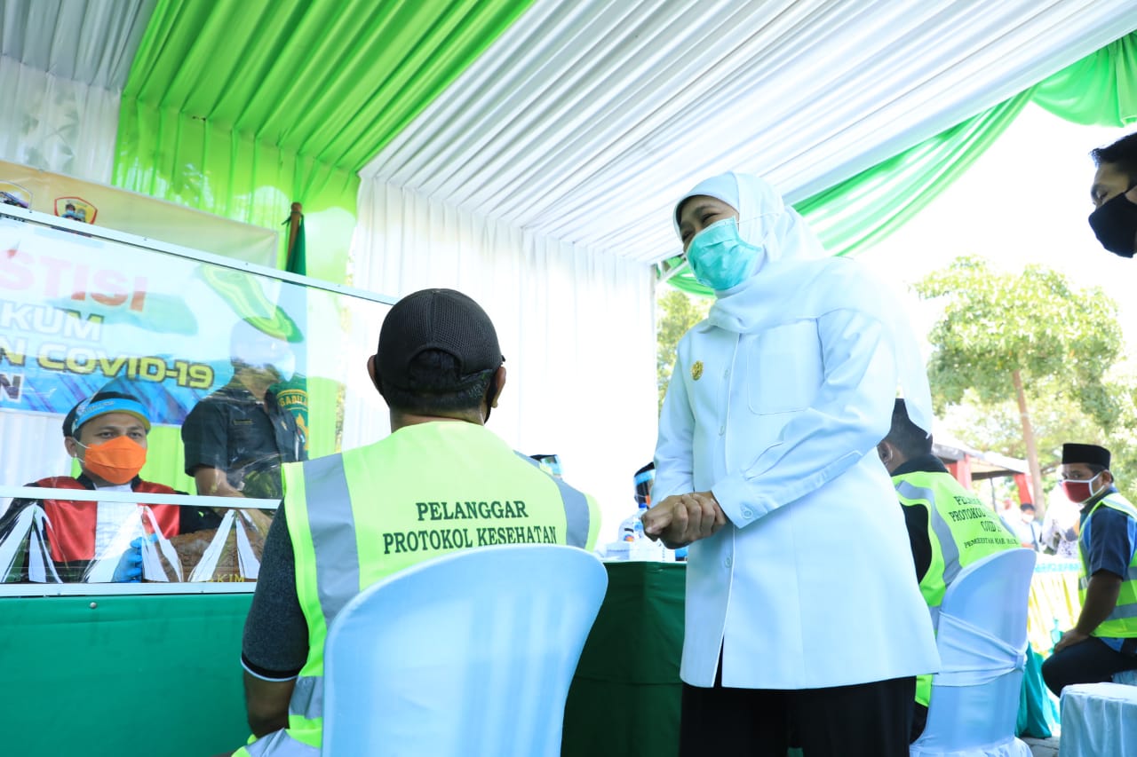 Gubernur Khofifah Tinjau Sidang di Tempat Operasi Yustisi di Madiun