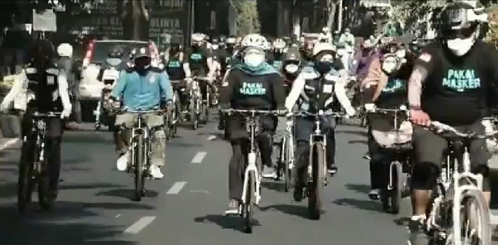 Kampanyekan Pakai Masker, Gubernur Khofifah Gowes di Bojonegoro