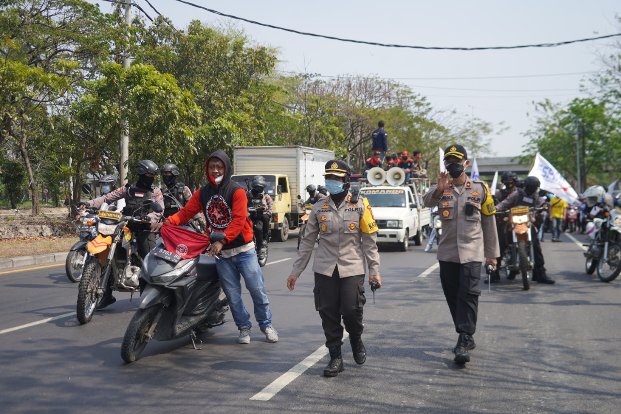 Tinjau Langsung Sosialisasi Unras di Margomulyo, Kapolres Pelabuhan Tg Perak Himbau Tertib Berlalu Lintas