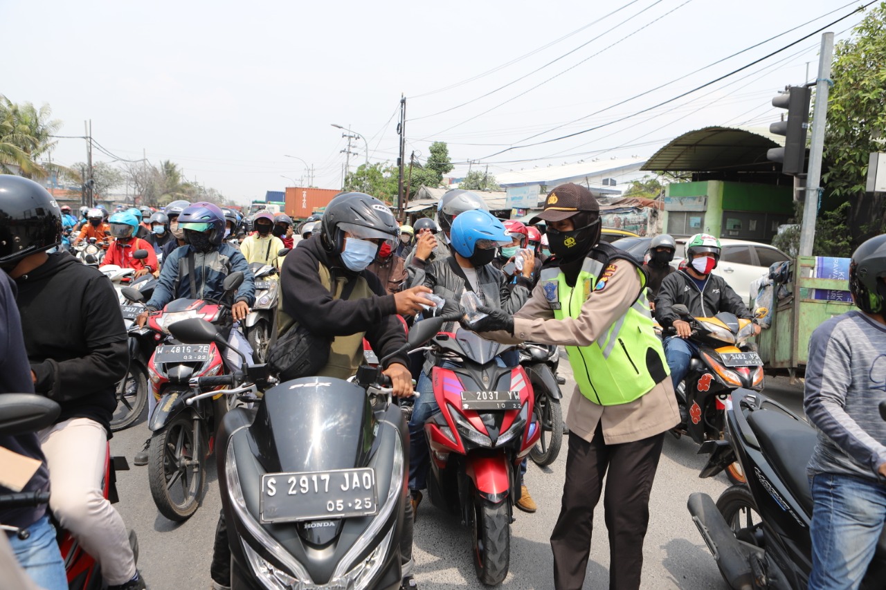 Polwan Polres Tanjung Perak Bagikan Snack, Air Minera & Masker Saat PAM Unras di Margomulyo