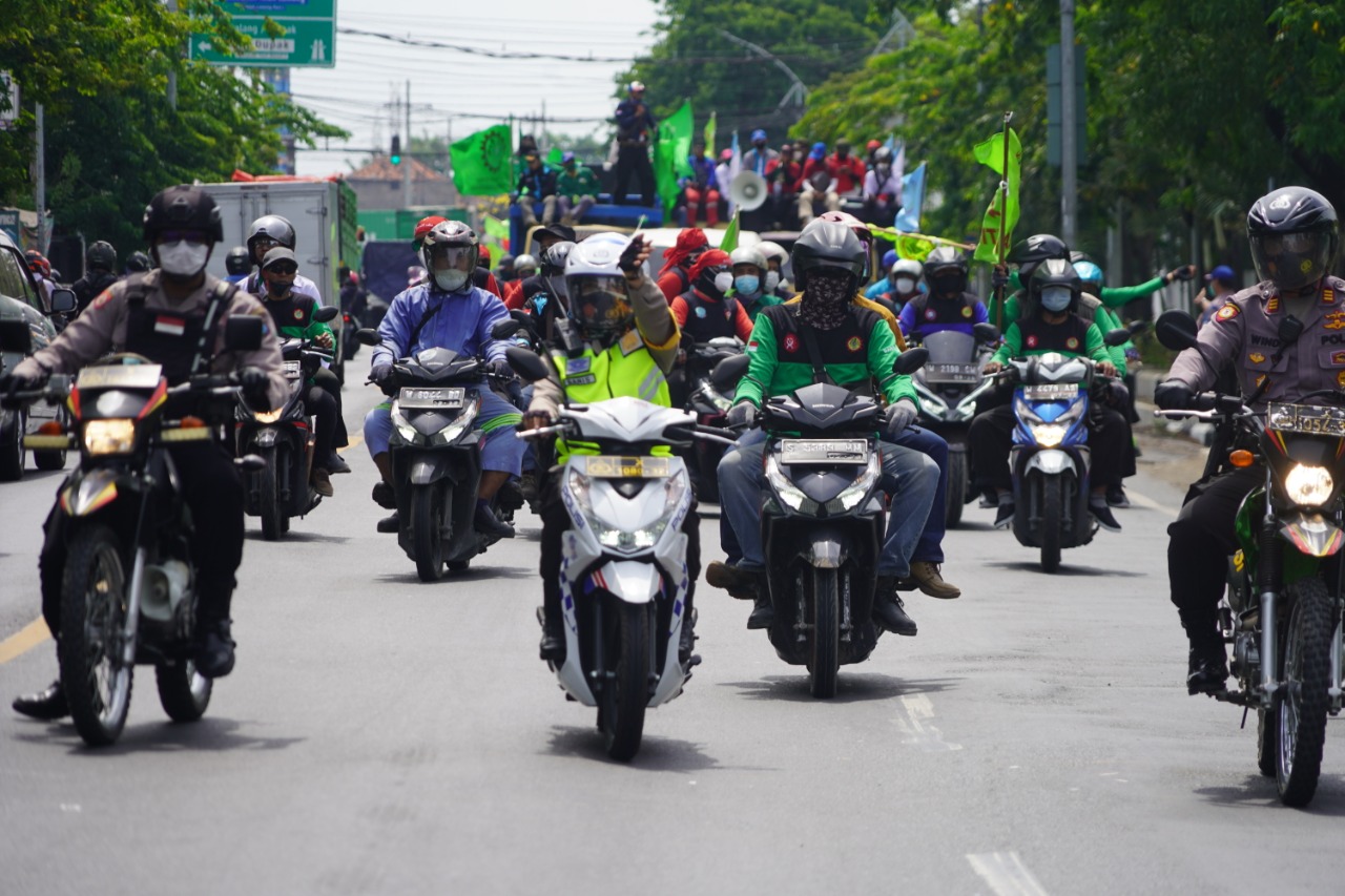 Kapolres Pelabuhan Tanjung Perak Kawal Ketat Para Pengunjuk Rasa di Jl. Margomulyo