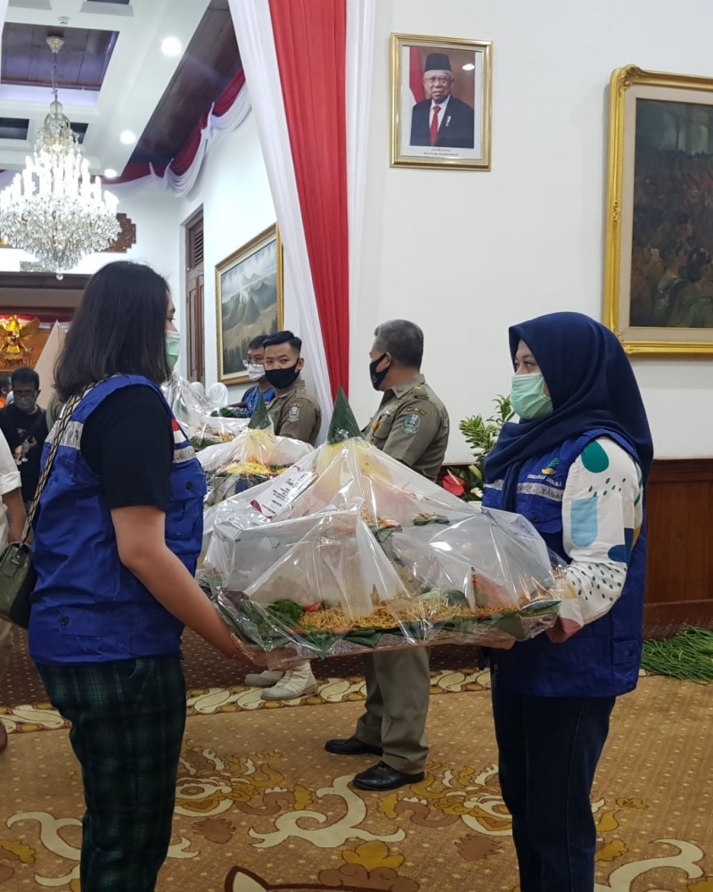 Bagikan Tumpeng HUT Ke -75, Gubernur Jatim Gandeng Relawan Tagana Dinsos