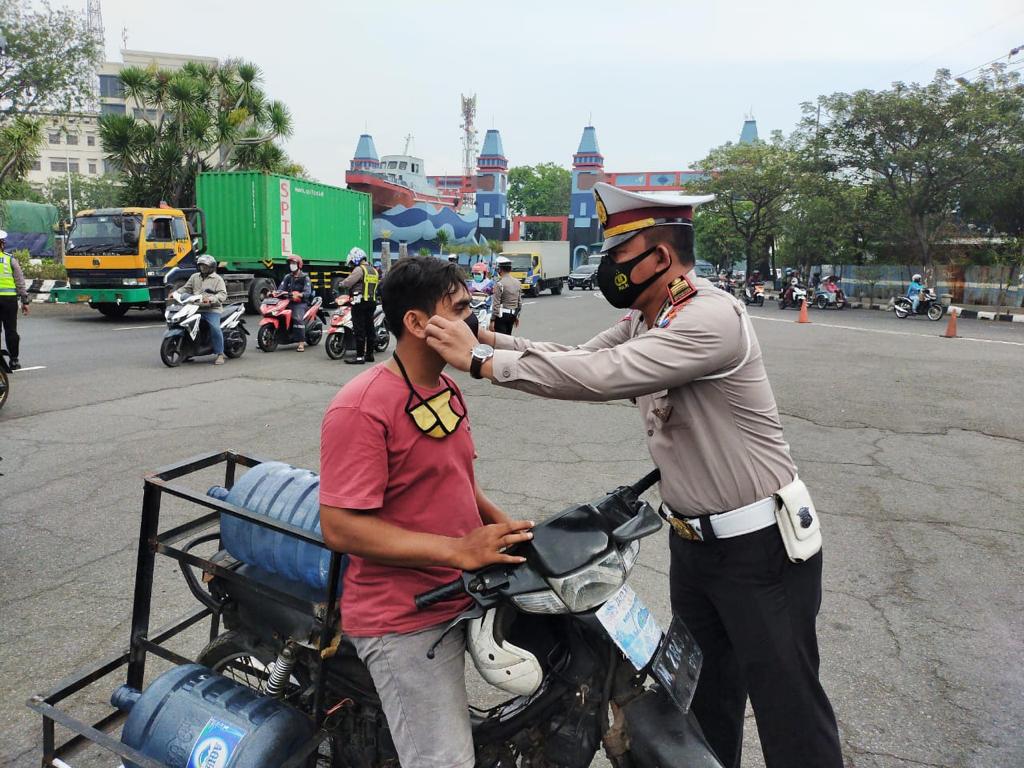 Kasat Lantas Polres Pelabuhan Tg Perak Pimpin Ops Cipokon Dan Bagikan Masker Gratis