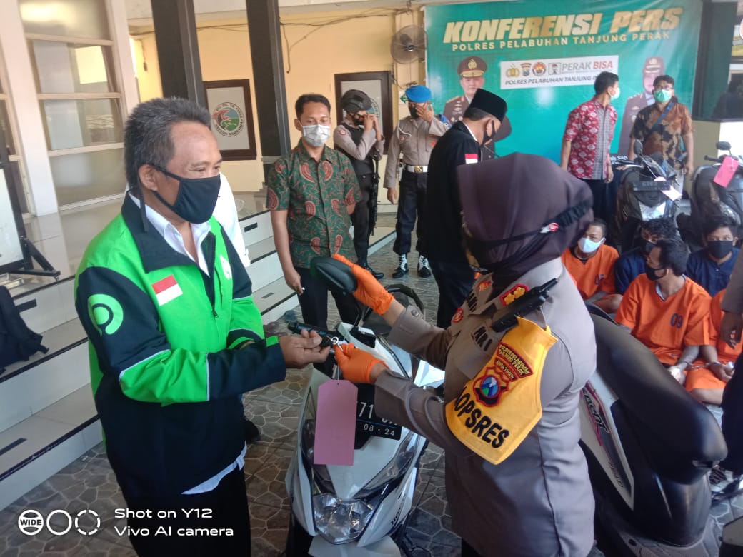 Polres Pelabuhan Tg Perak Menyerahkan Sepeda Motor Hasil Curanmor ke Pemiliknya