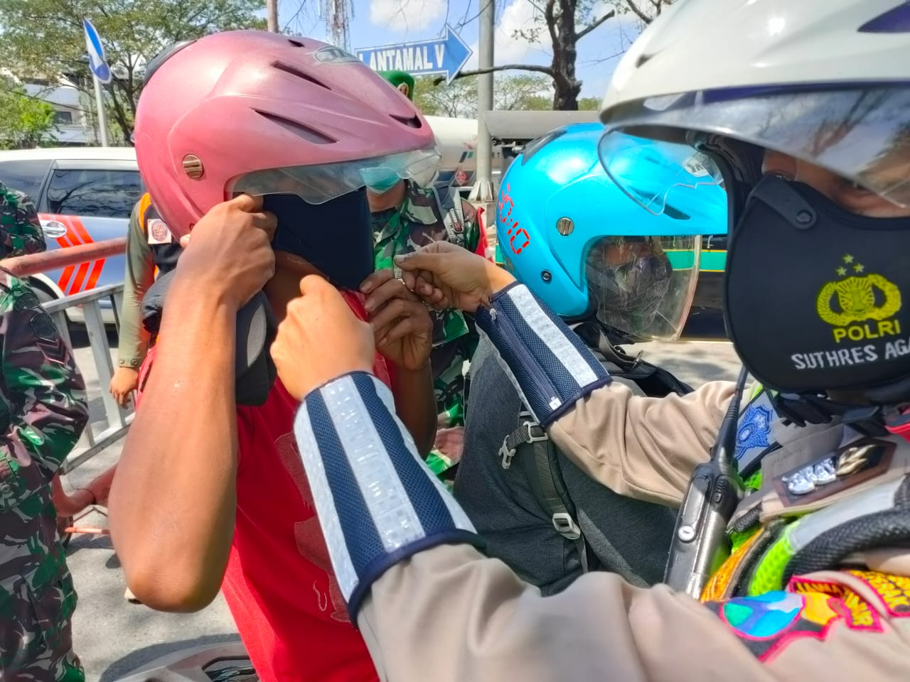 Kasat Lantas Pimpin Oprasi Cipkon Dan Bagikan Masker Gratis Di Jalan Perak Timur