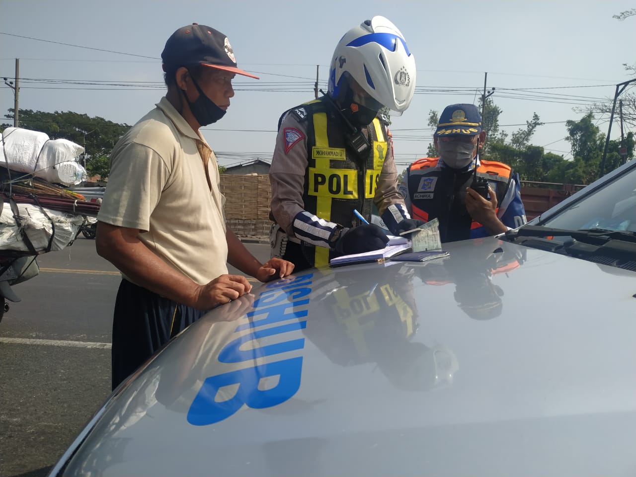 Satlantas Polres Tanjung Perak Bersama Dishub Tilang Mobil Bermuatan Melebihi Maximum