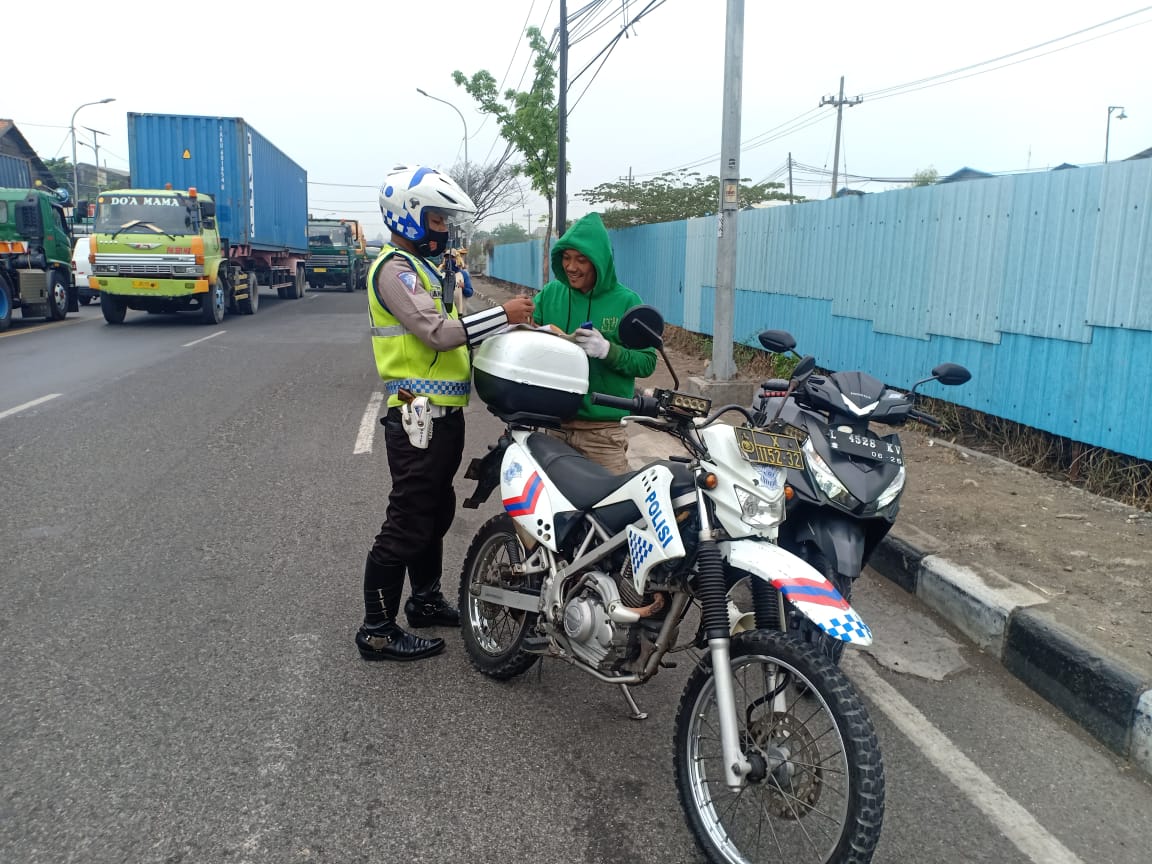 Anggota Satlantas Polres Tanjung Perak Tilang Pengendara Tidak Menggunakan Helm di Jalur Blacksport