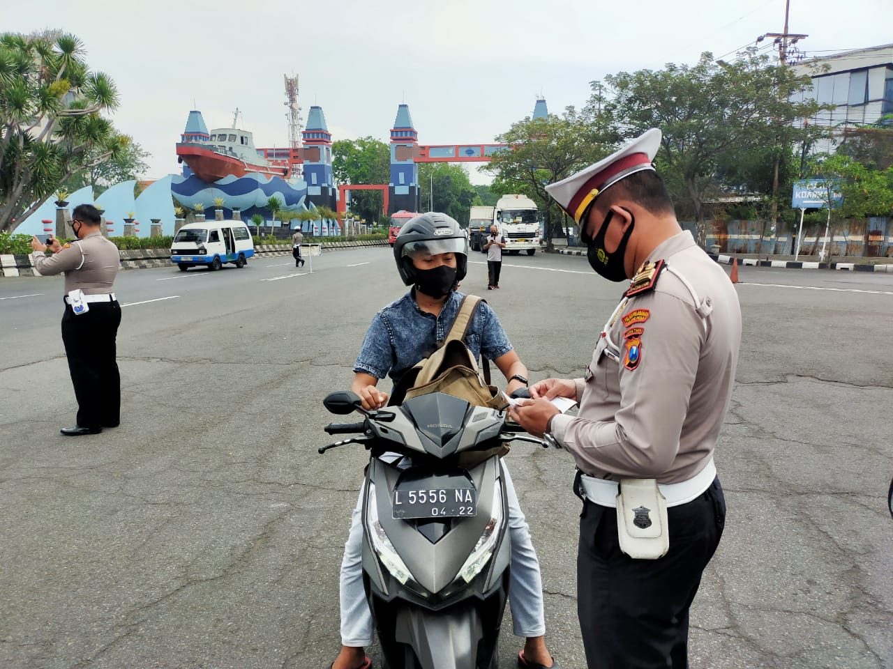 Kasat Lantas Polres Pelabuhan Tg Perak Pimpin Ops Masker dan Penindakan Di Jalur Blokaport Perak Timur