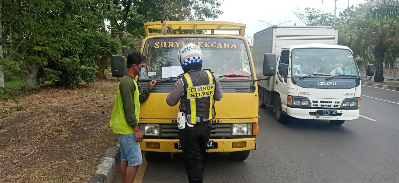 Timsus Silver Satlantas Polres Pelabuhan Tg Perak, Tilang Truk Yang Melanggat Jalur Bloksport