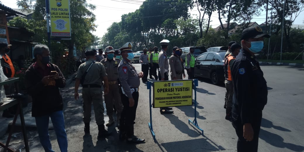 Kanit Turjawali Satlantas Polres Pelabuhan Tg Perak Damping Polsek Asemrowo Gelar Ops Yustisi