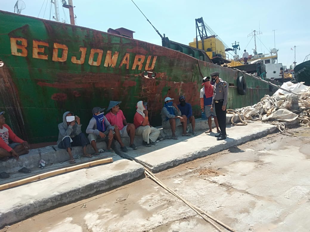 Sat Shabhara Polres Pelabuhan Tg Perak Gelar Ptroli Dan Sosialisasi Prokes Di Pelabuhan Kali Mas