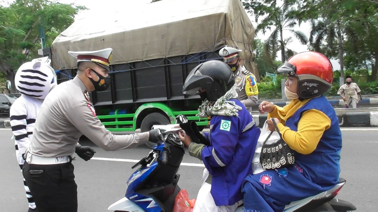 Kasat Lantas Polres Bangkalan Bagikan Nasi Kotan dan Masker di Jum’at Yang Berkah