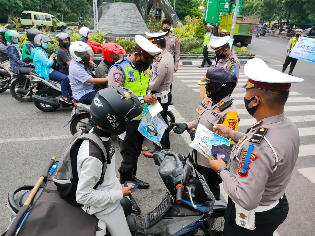 Ops Zebra Semeru 2020, Kasat Lantas Polres Tanjung Perak Rutin Gelar Sosialisasi Simpatik Bagi Bagi Brosur Himbauan Keselamatan