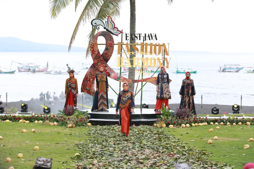 East Java Fashion Harmony ‘Batik Gringsing’ Berlatarkan Selat Bali