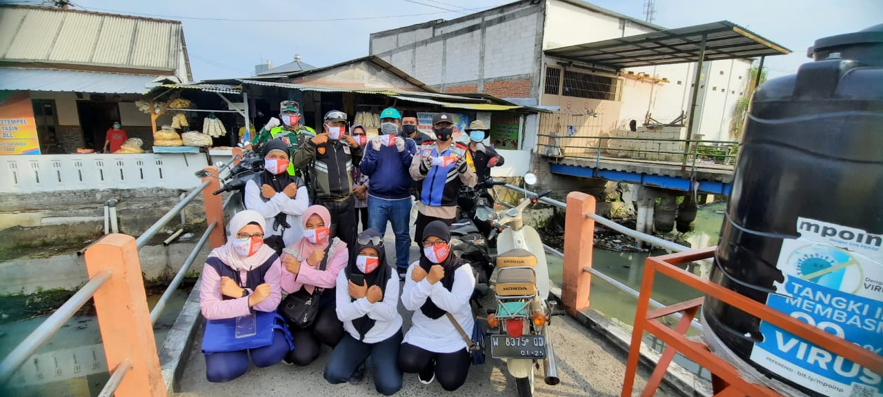 Bagi-bagi Masker Bhabinkamtibmas Polsek Mulyorejo Gandeng Kader PKK