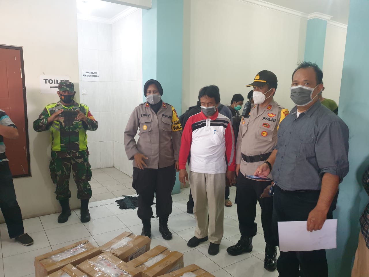 Kapolsek Mulyorejo Kawal Ketat Distribusi Logistik Pilkada Kota Surabaya di Kantor Kecamatan