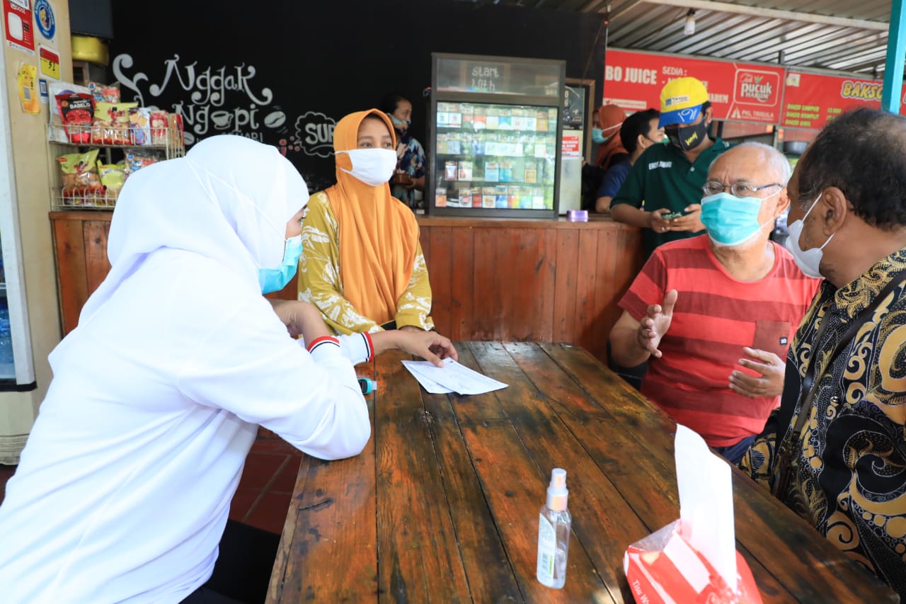 Pastikan Terima Undangan Pilkada dan Patuhi Prokes, Gubernur Khofifah Sapa Warga