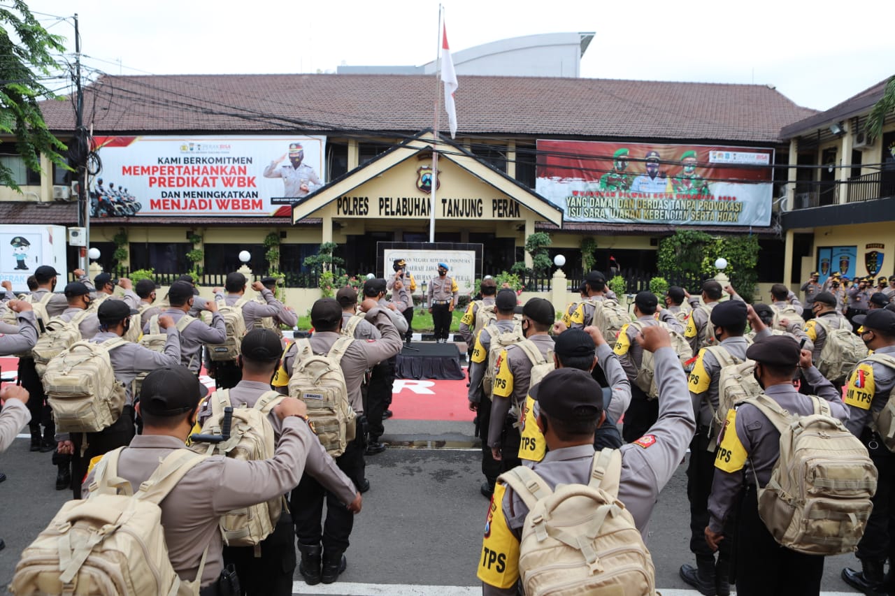 Pimpin Apel Pergeseran Pasukan PAM TPS, Kapolres Pelabuhan Tanjung Perak Berikan Arahan