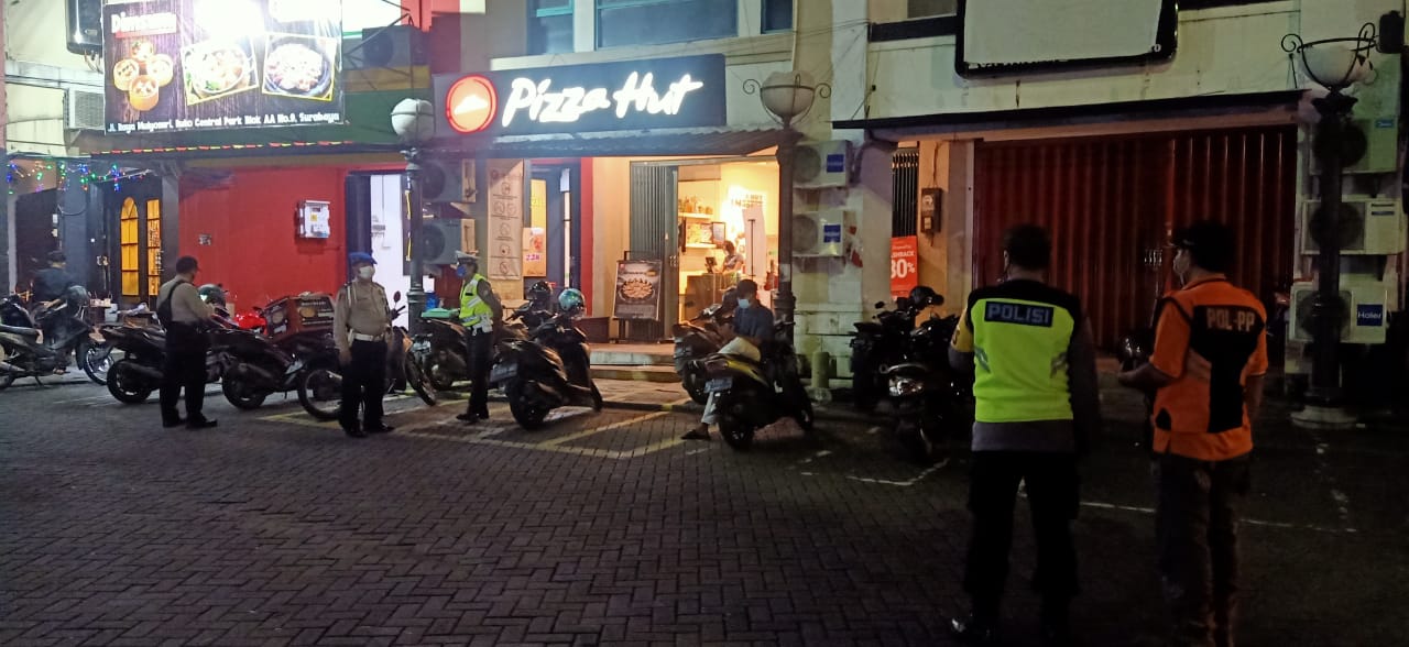 Di Depan McDonald’s, Polsek Mulyorejo Bersama Unsur 3 Pilar Patroli Pemantapan Harkamtibmas