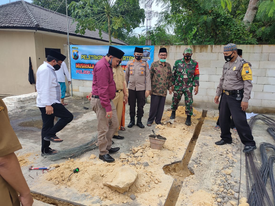 Bersama DPRD Kabupaten Bangkalan, Kapolsek Galis Meletakkan Batu Pertama Pembangunan Musholla