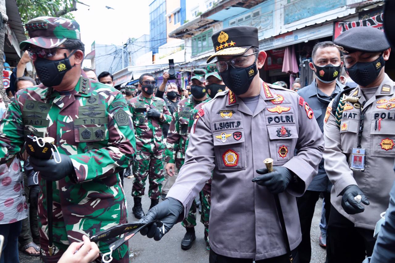 Kapolri Bersama Panglima Bagikan Masker di Pasar Tanah Abang