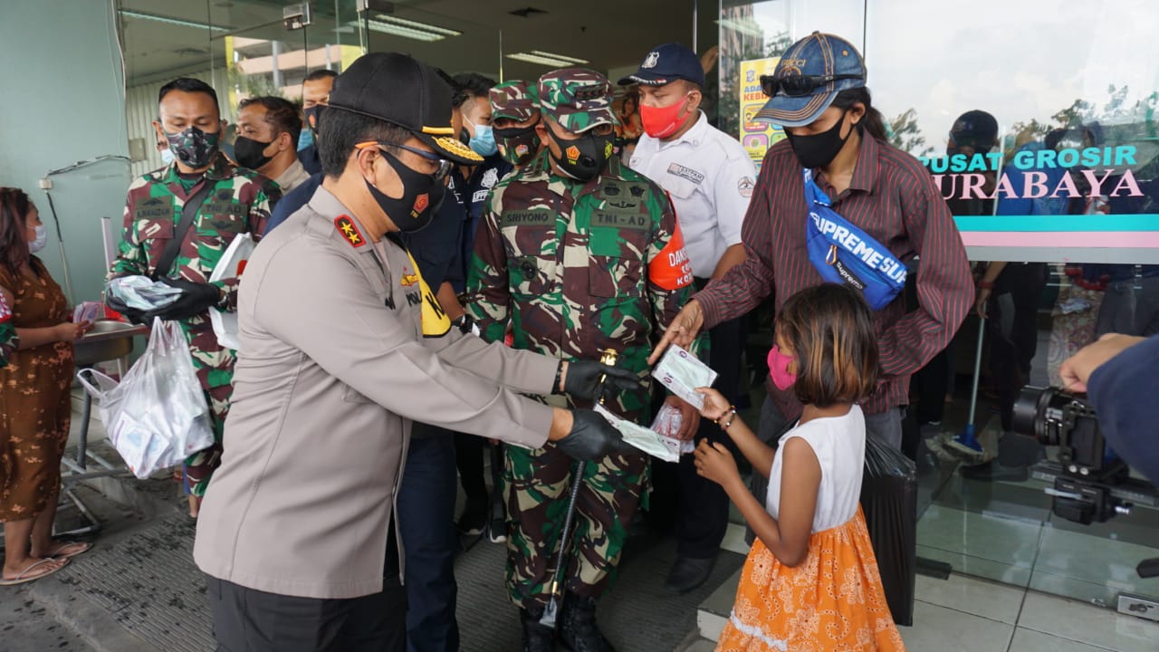 Di PGS, Forkopimda Jatim Bagikan 25 Ribu Masker Ke Pengunjung dan Pedagang