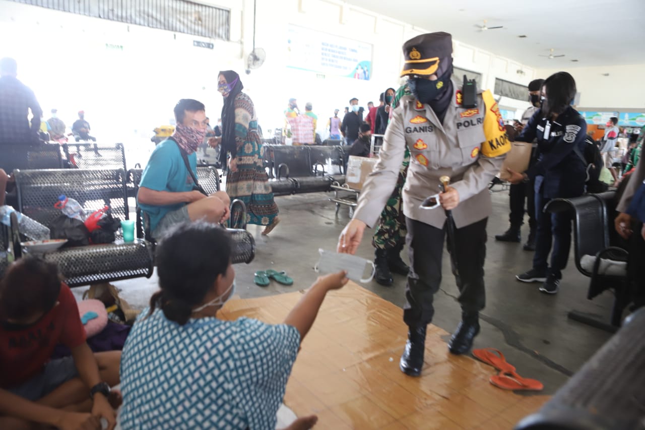 Bagikan Masker Gratis, Kapolres Pelabuhan Tanjung Perak Bersama Dandim Sidak di GSN