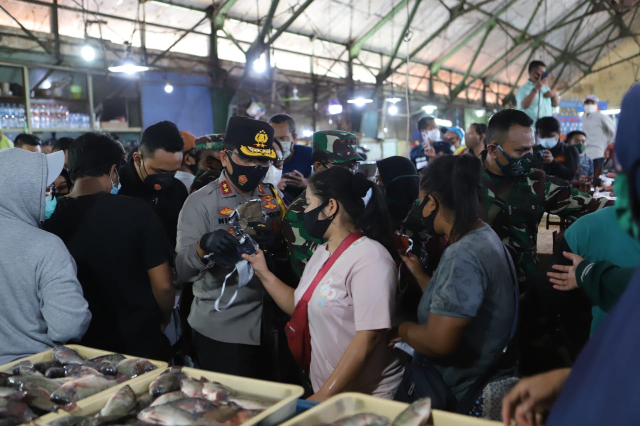 Forkopimda Jawa Timur Bagikan Masker, Hand Sanitizer dan Sembako di Pasar Ikan