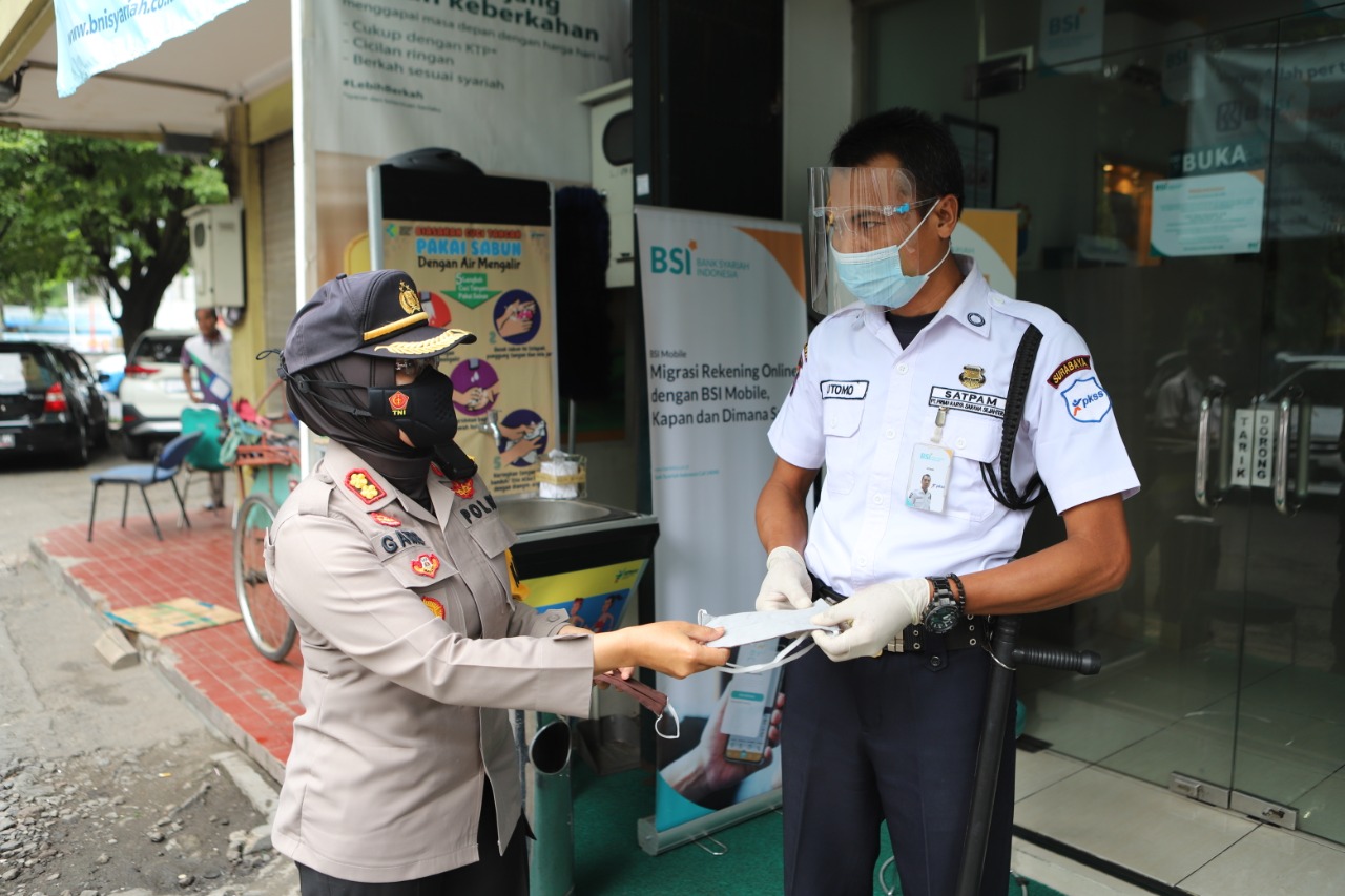 Bersama Polwan, Kapolres Pelabuhan Tanjung Perak Bagikan 2.000 Masker di 9 Lokasi