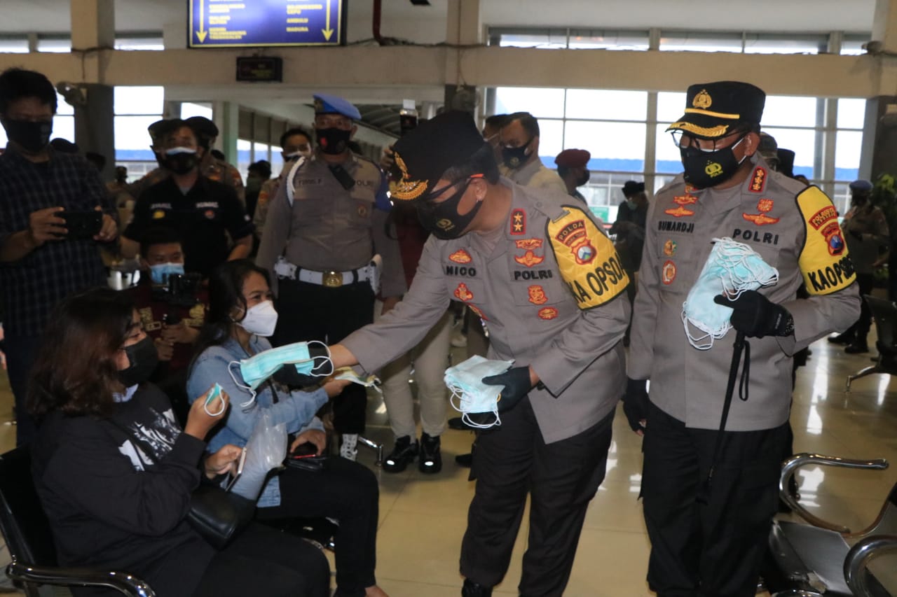 Di Terminal Purabaya, Kapolda Jatim Bersama Pangdam V/Brawijaya dan Pangkoarmada II Bagikan Masker