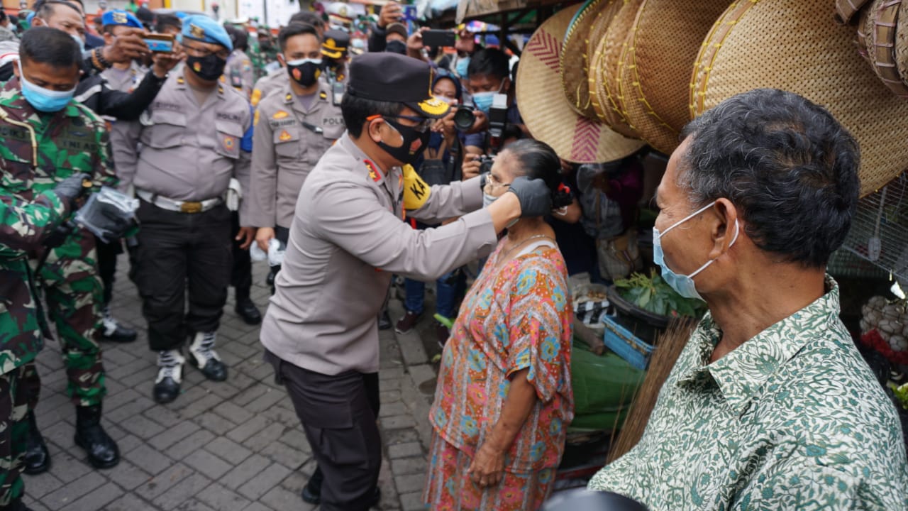 Pastikan Penerapan Protokol Kesehatan, Kapolda Jatim Bagikan Masker di Pasar Simo