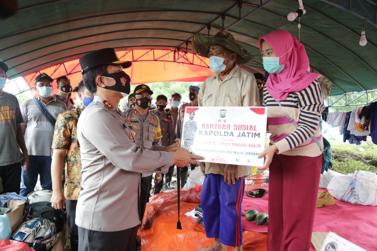 Korban Banjir di Jombang Mendapat Bantuan Sosial Dari Kapolda Jatim