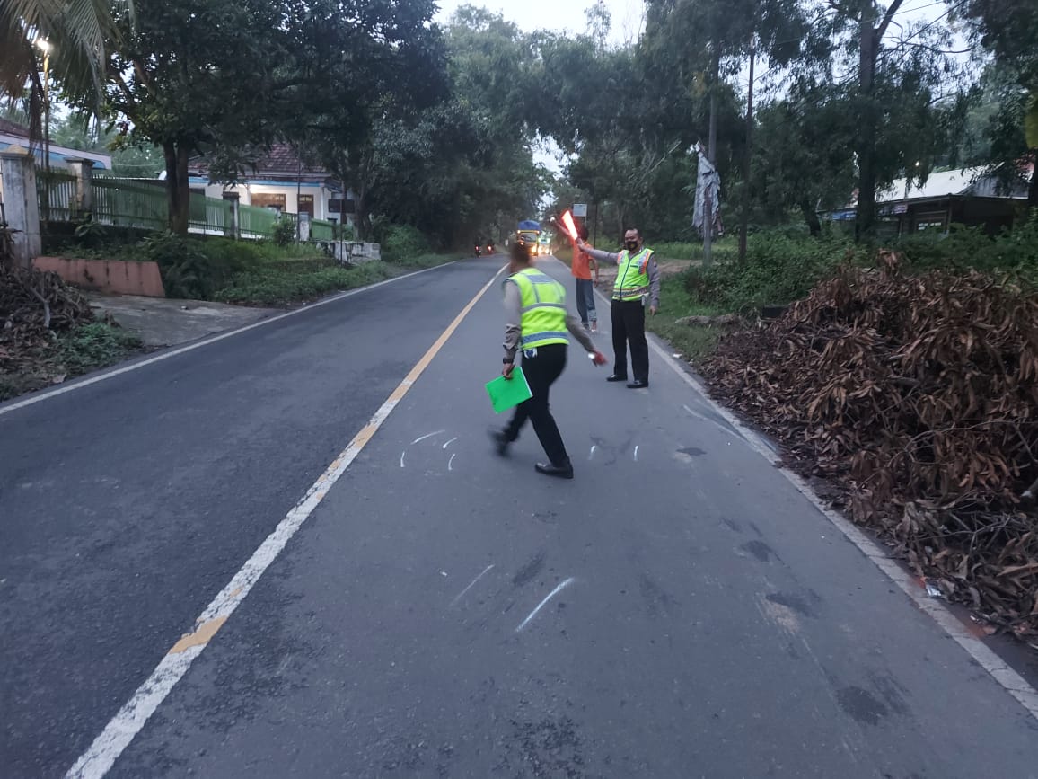 Perempuan 20 Tahun Tewas Terlindas Truk Di Jalan Raya Galis