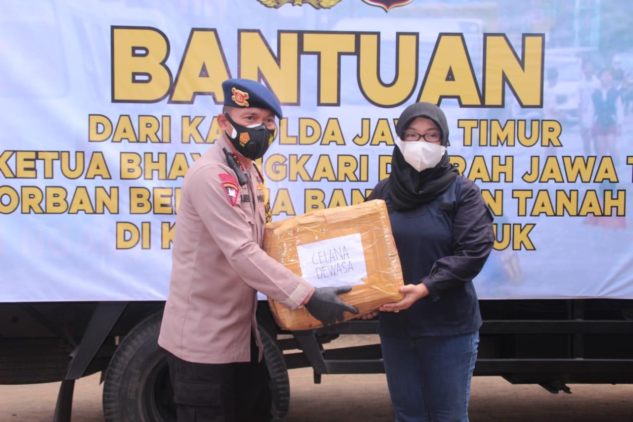 Korban Tanah Longsor dan Banjir di Nganjuk Diberi Bantuan Sembako Oleh Dansat Brimob Polda Jatim