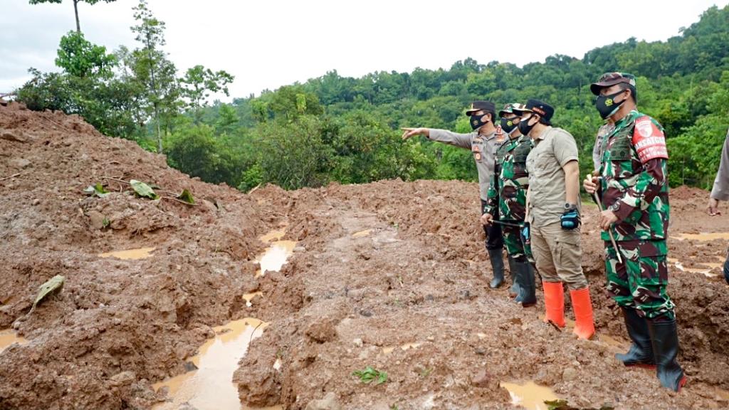 Tinjau Lokasi Tanah Longsor, Pangdam V/Brawijaya Bersama Kapolda Jatim Kunjungi Desa Ngetos