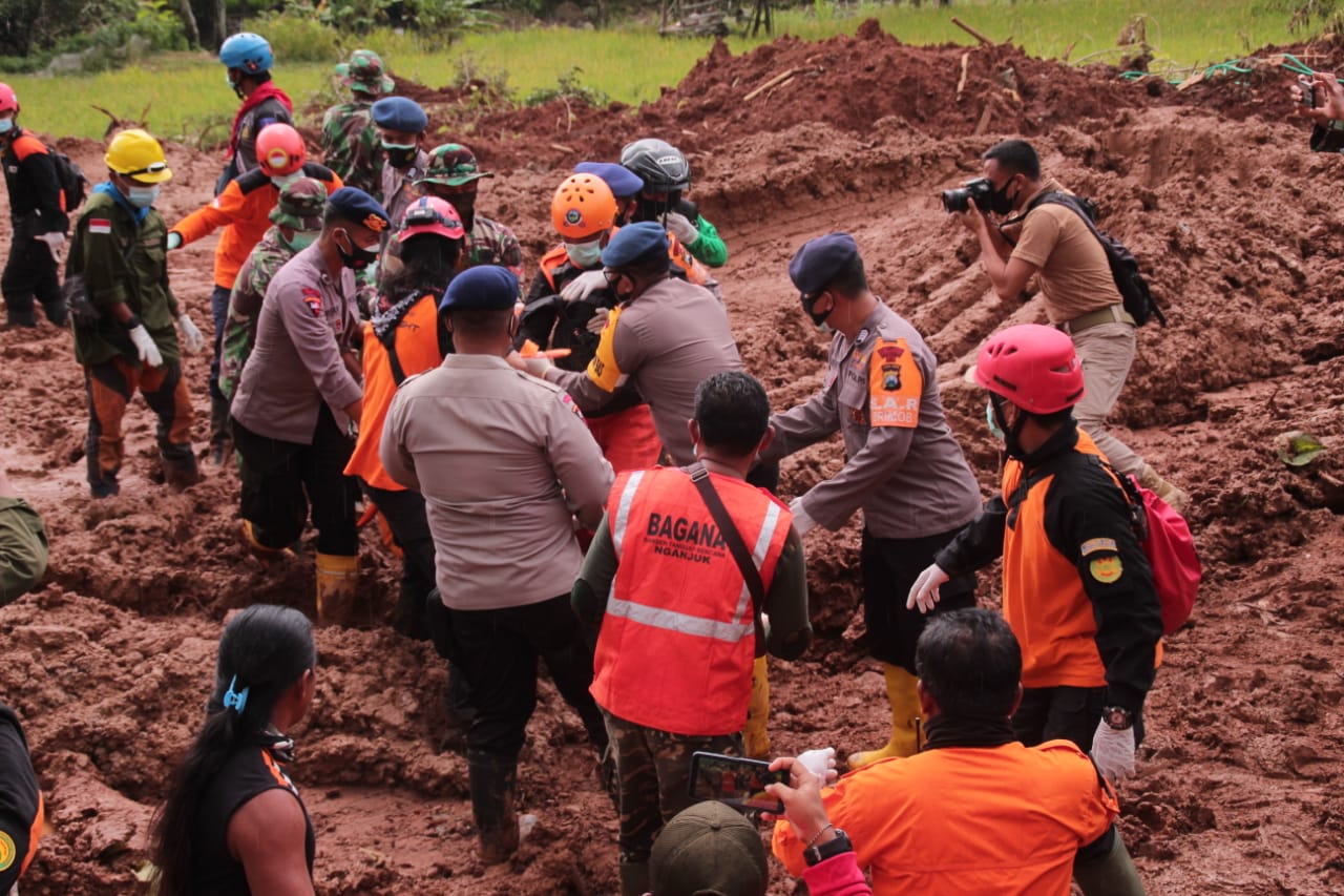 Kerja Keras Cari Korban Tanah Longsor, Sinergitas TNI-Polri dan Relawan Patut Diberi Apresiasi