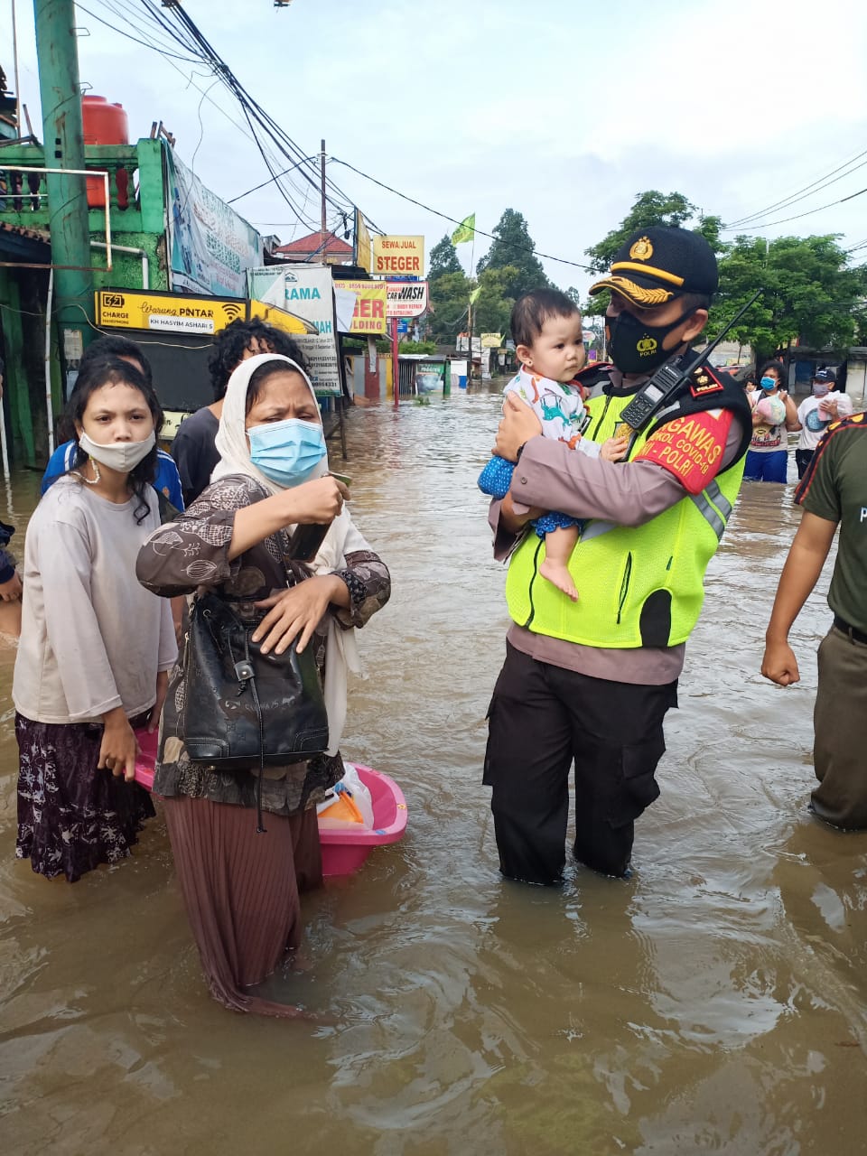 Bantu Korban Banjir, Personel TNI-Polri Dikerahkan