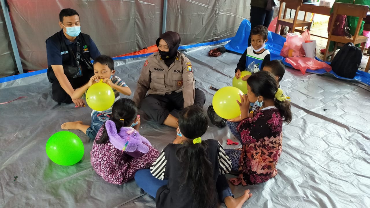 Trauma Healing Anggota Polres Nganjuk Bagi Anak-Anak Korban Tanah Longsor