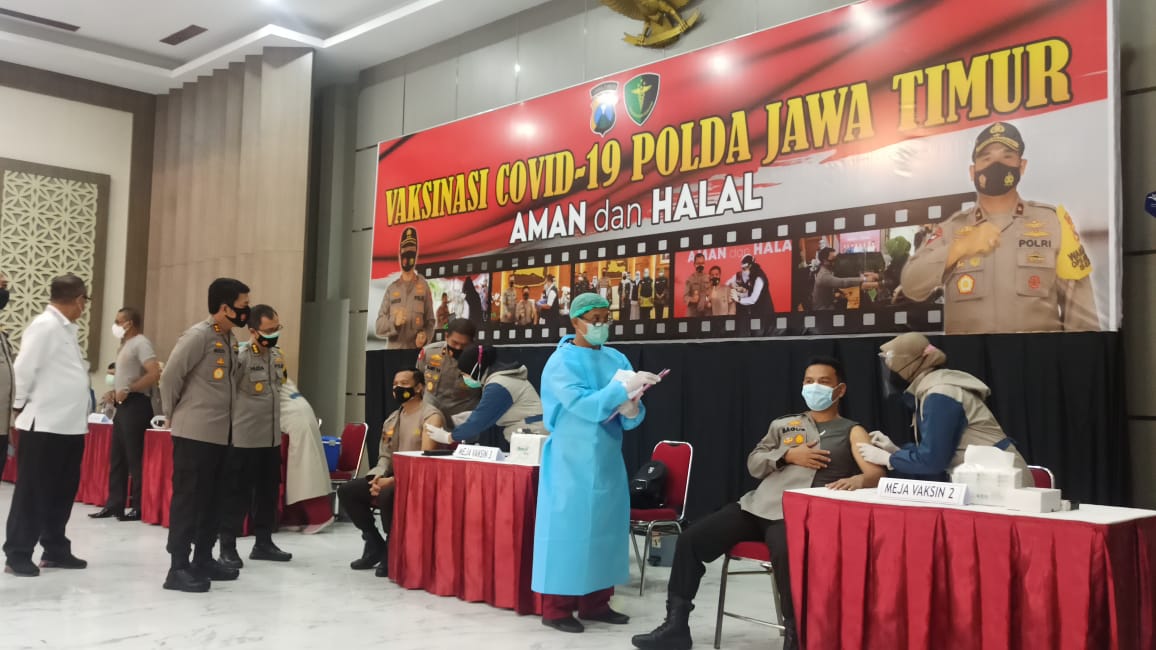 Tingkatkan Herd Immunity, Polisi dan Kiai di Jawa Timur Ikuti Vaksin Covid-19