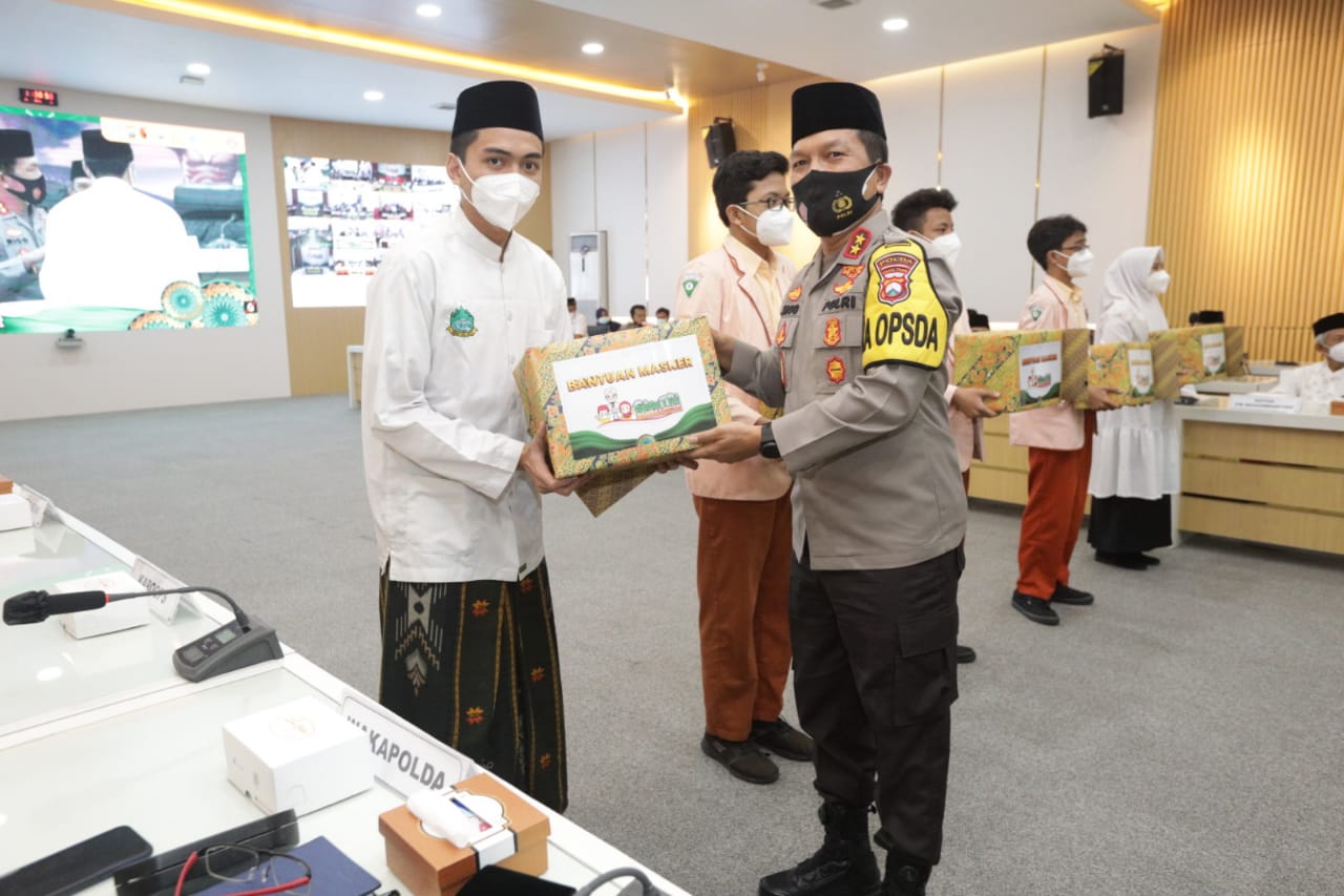 Kapolda Jatim Launching Gerakan Santri Bermasker Menuju Jatim Bebas Covid-19