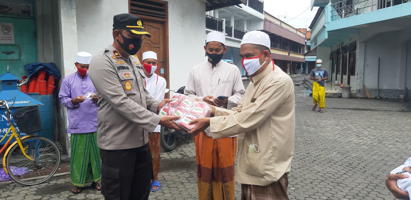 Pembagian Masker Gratis Oleh Kapolsek Semampir Wujud Sukseskan Program Gerakan Santri Bermasker