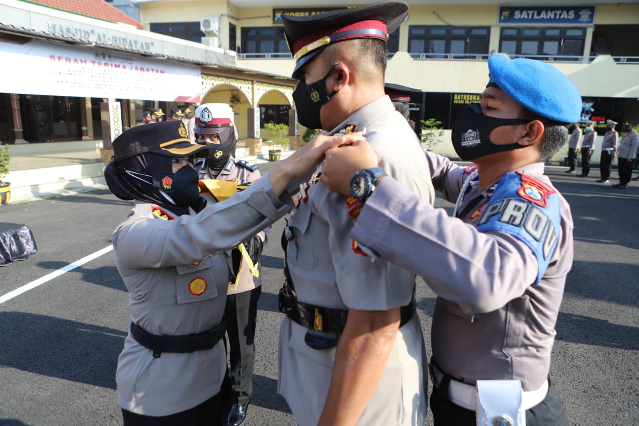 Kapolres Pelabuhan Tanjung Perak Pimpin Sertijab Kasat Lantas dan Kapolsek Kenjeran