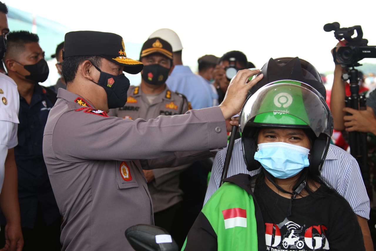 Jadi Role Model, Kapolri dan Panglima TNI Tinjau Vaksinasi Drive Thru di Medan